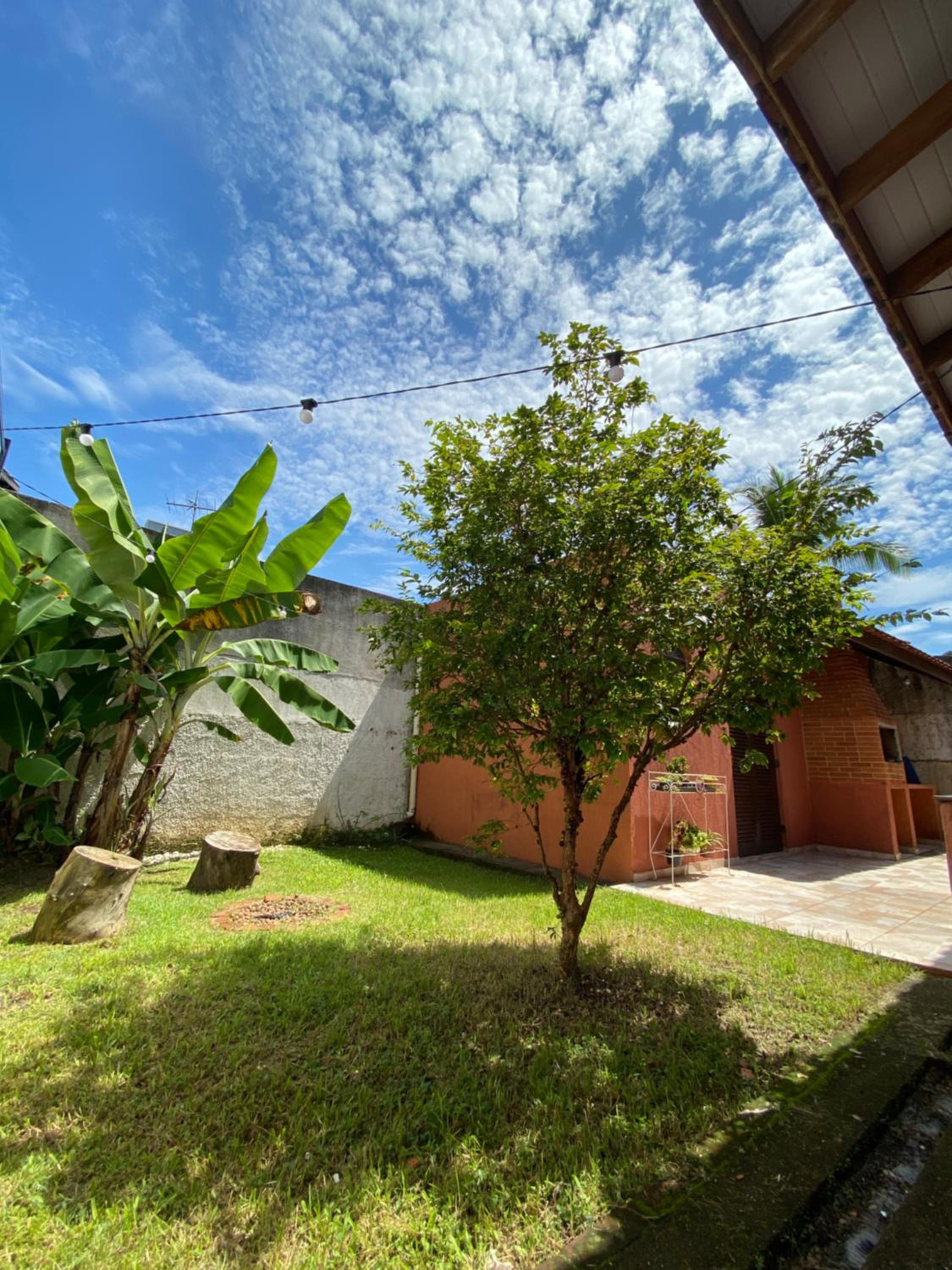 Casa em condomínio a 600m da praia de Pernambuco ideal para família