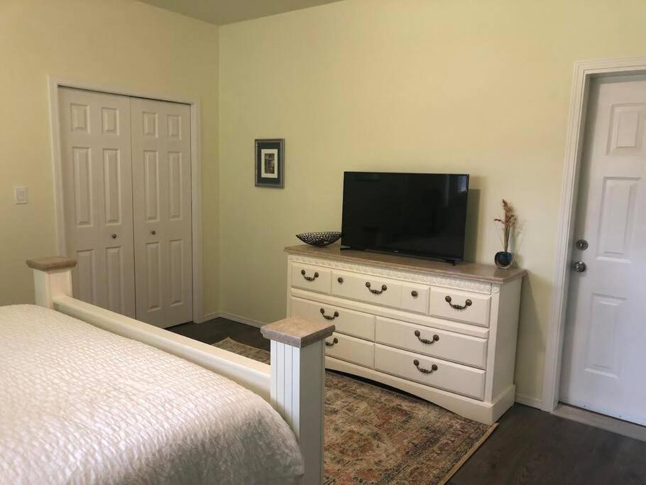Sea and Cedar Retreat-a home in a tranquil setting