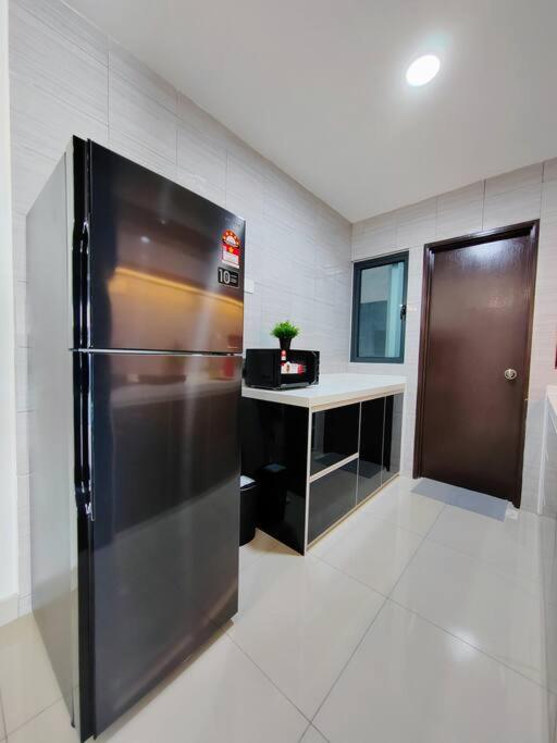 Symphony Tower 3BR High Floor 100mbps Wi-Fi Netflix photo 2