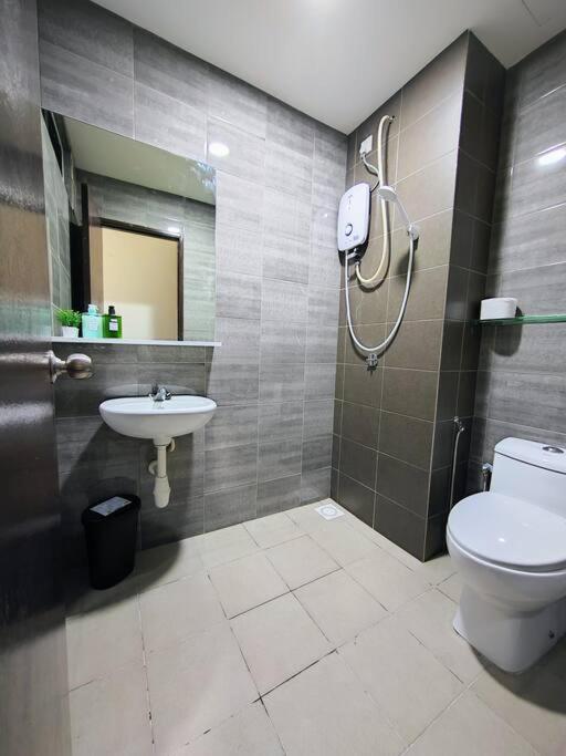 Symphony Tower 3BR High Floor 100mbps Wi-Fi Netflix photo 4