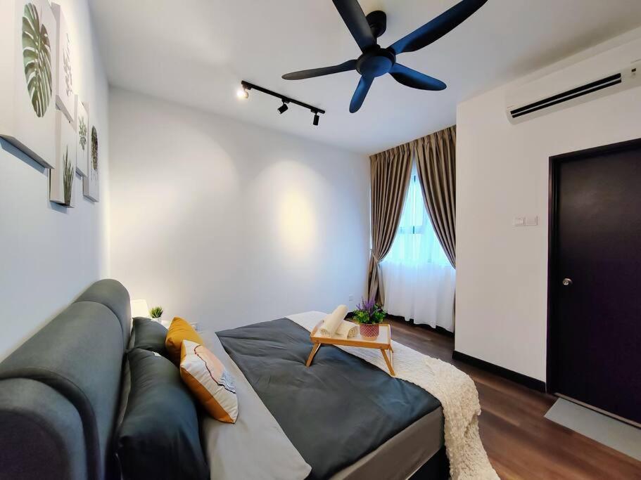 Symphony Tower 3BR High Floor 100mbps Wi-Fi Netflix photo 6
