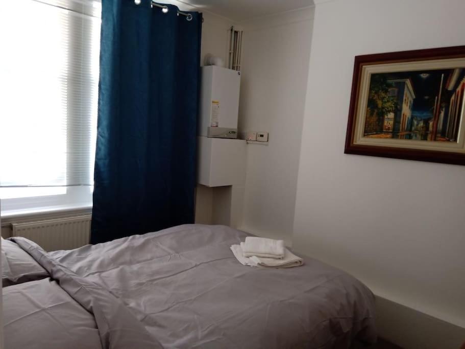 Lovely 1-bedroom flat within minutes from the beach! view 2