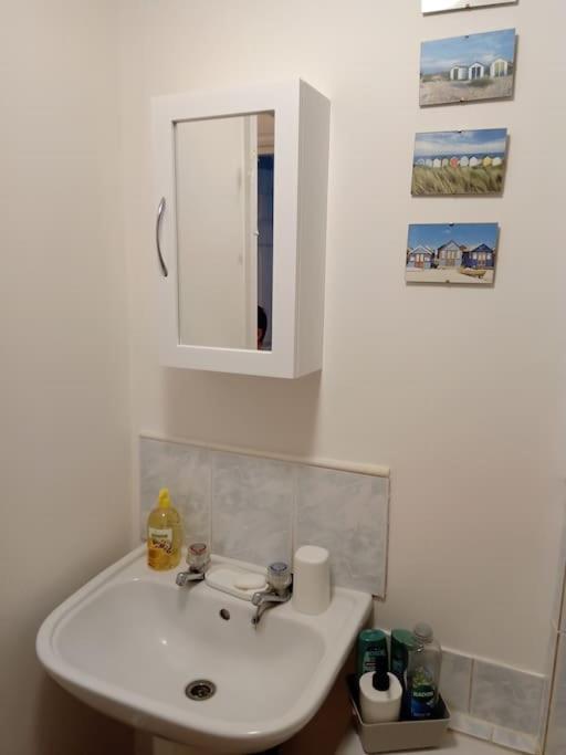 Lovely 1-bedroom flat within minutes from the beach! view 3