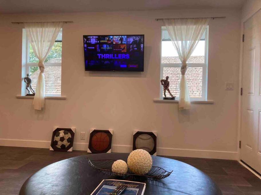The Lions Self Contained Suite, Shared Pool, Hot Tub, Views