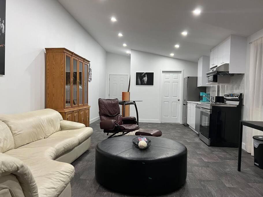 The Lions Self Contained Suite, Shared Pool, Hot Tub, Views
