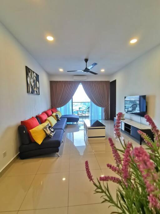 Symphony Tower Premium 3BR 100mbps Wi-Fi & Netflix photo 5