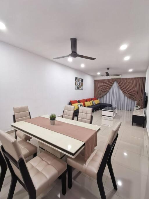 Symphony Tower Premium 3BR 100mbps Wi-Fi & Netflix photo 6