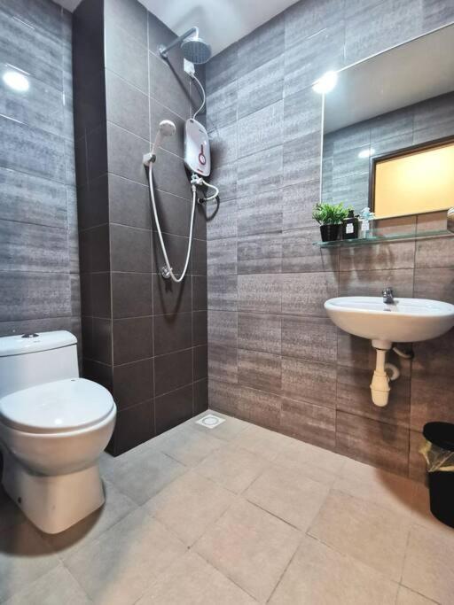 Symphony Tower Premium 3BR 100mbps Wi-Fi & Netflix photo 8