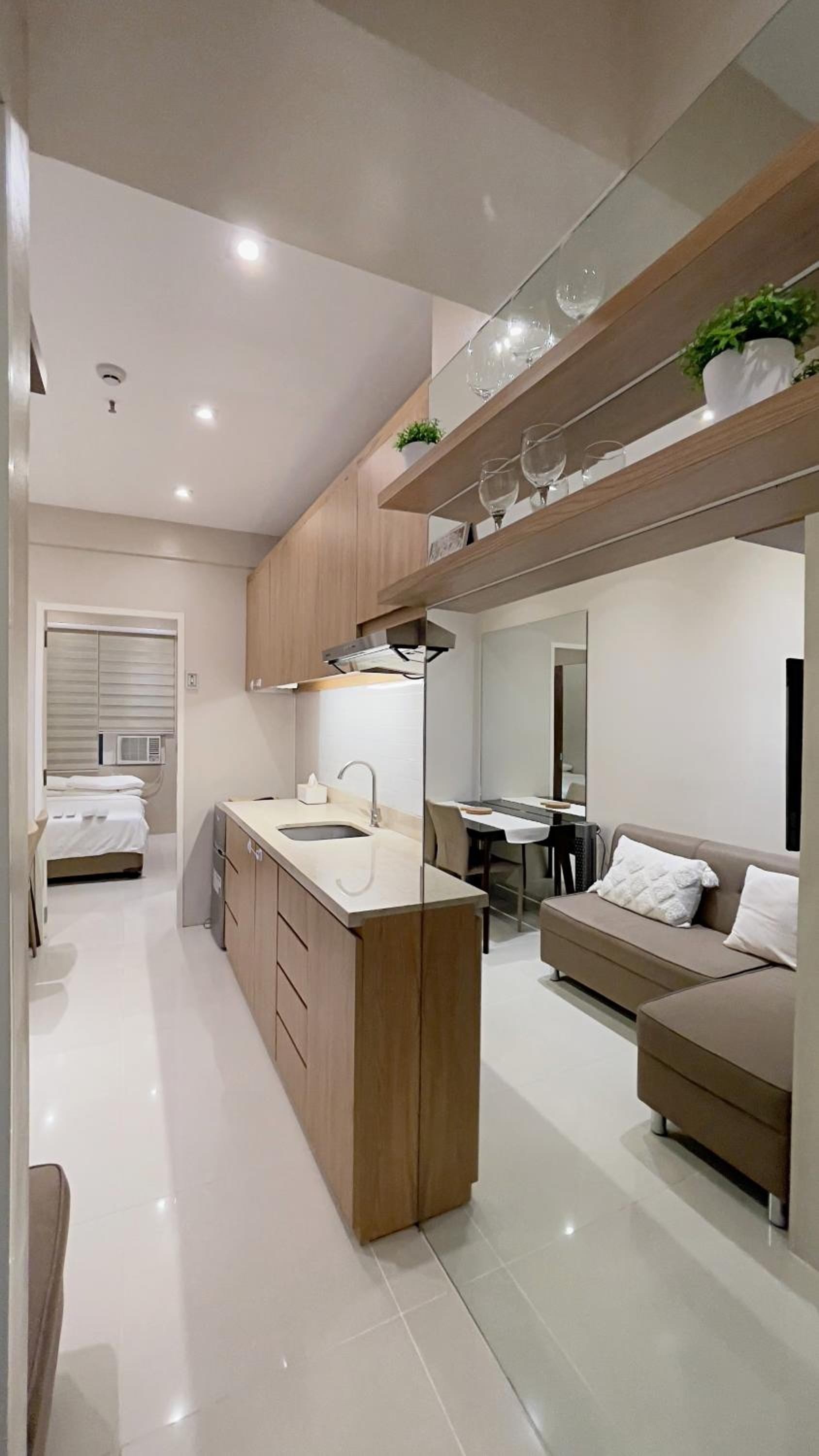 Condo along Tomas Morato w/ WiFi SmartTV & Karaoke view 4