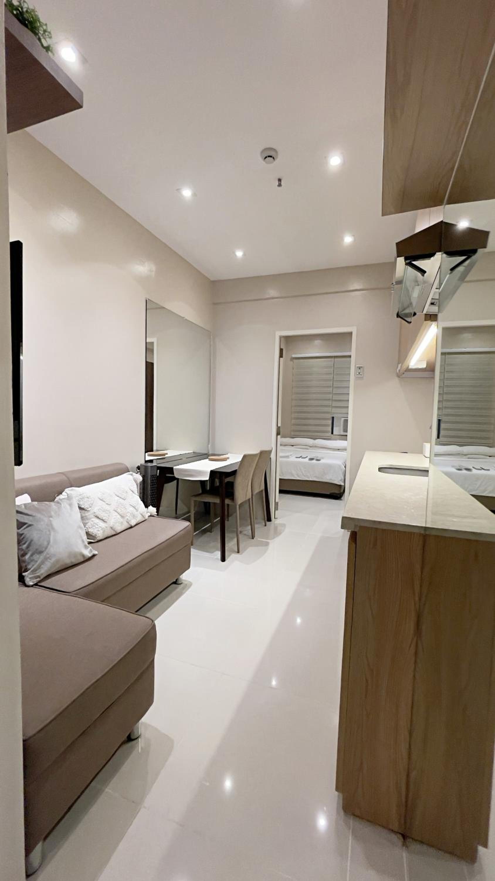 Condo along Tomas Morato w/ WiFi SmartTV & Karaoke view 3
