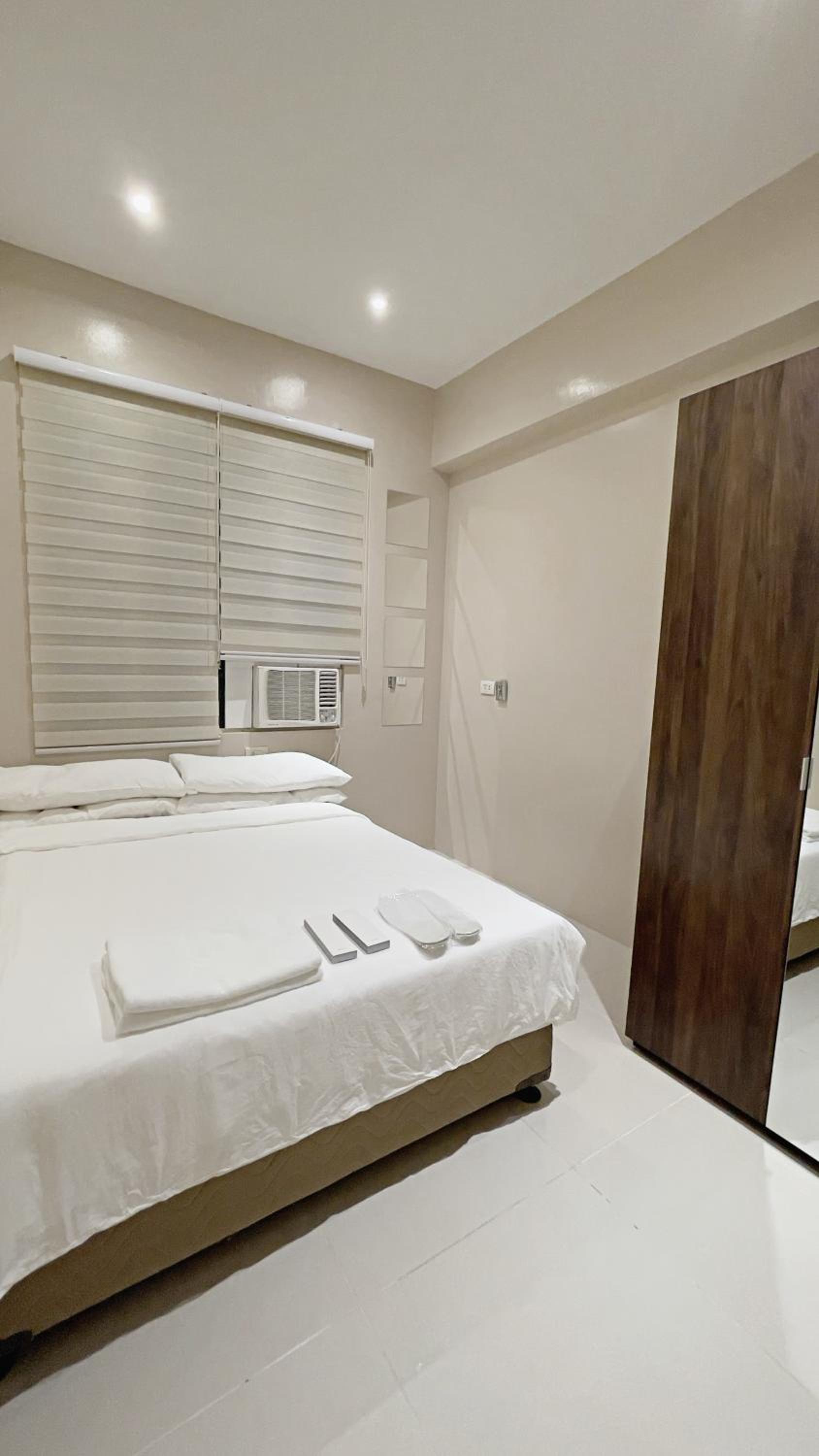 Condo along Tomas Morato w/ WiFi SmartTV & Karaoke view 5