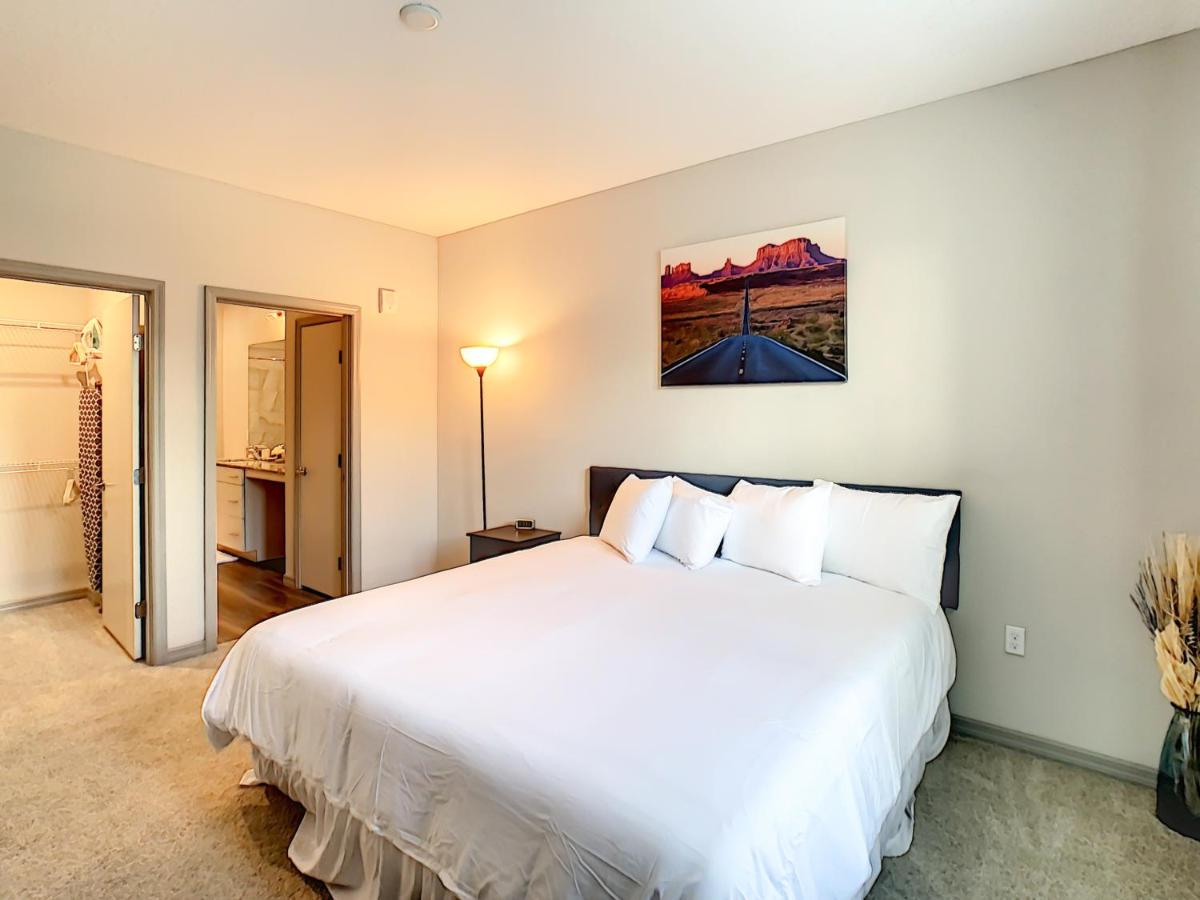 King Bed, Great Amenities, And Disney Calling You