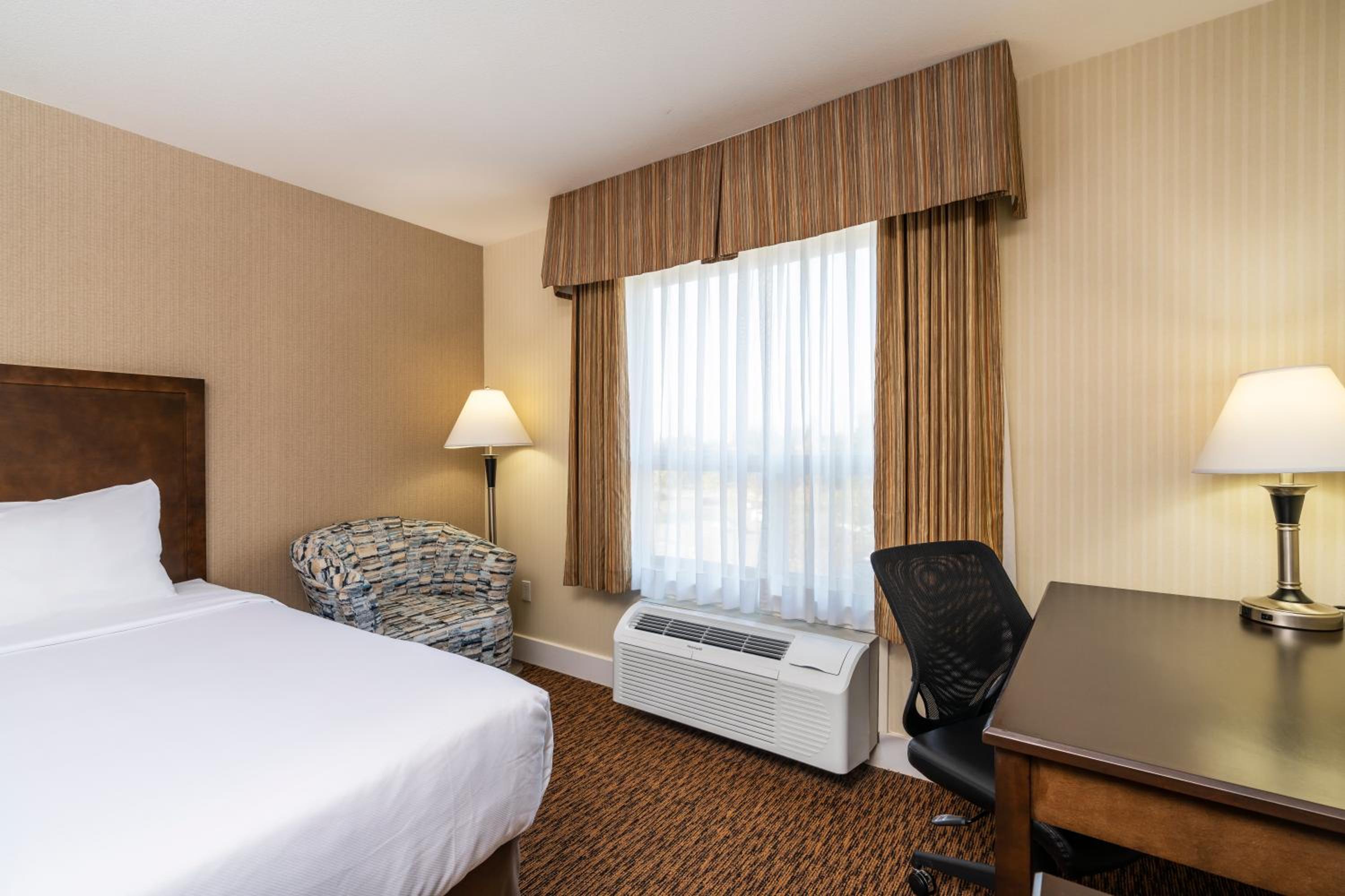 Surrey Vacations - Comfort Inn  Suites - Property Image 23