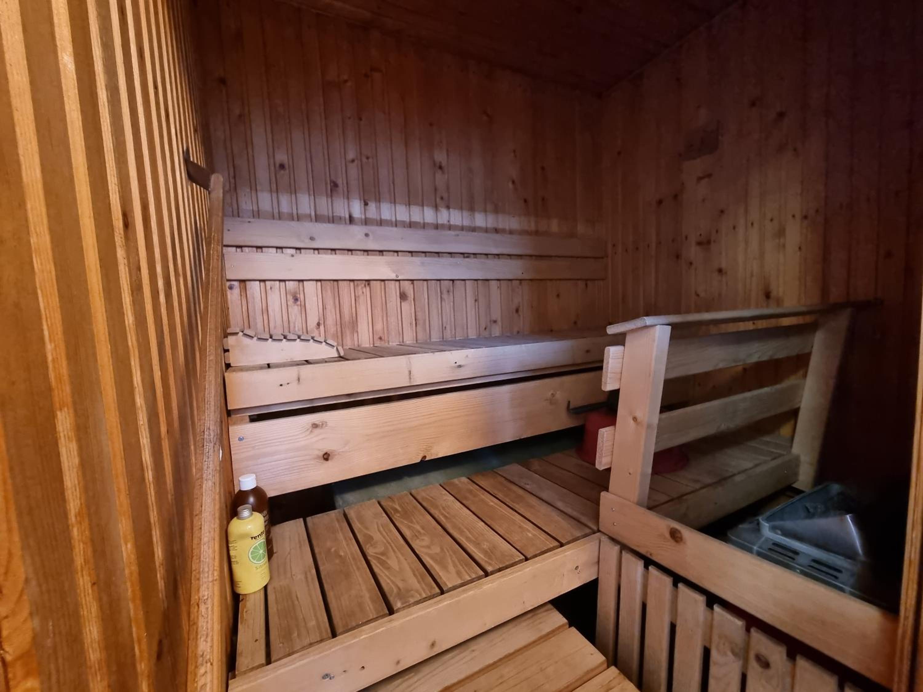 Päätyhuoneisto: Nariseva puulattia!