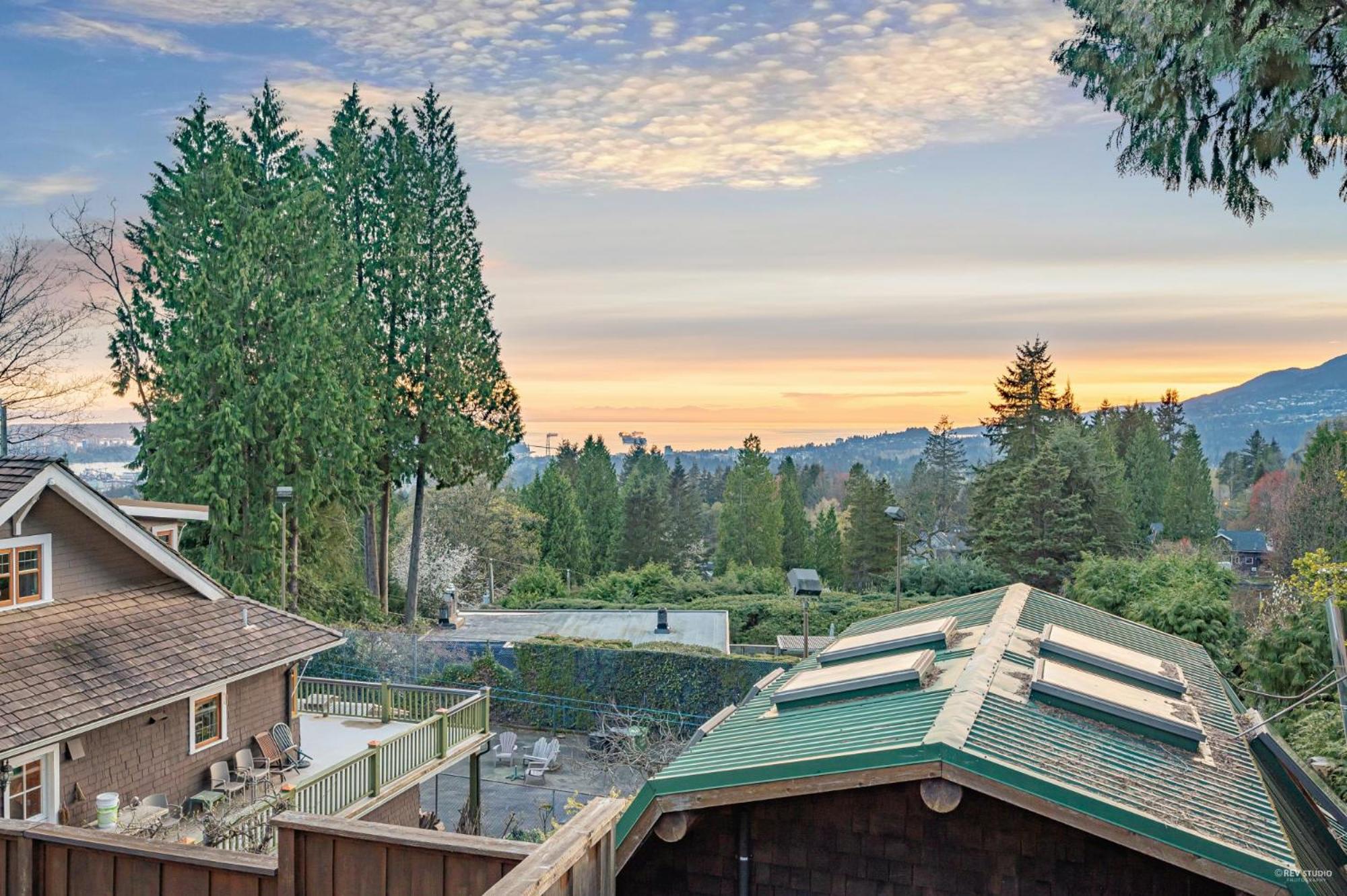 Grouse Cheerful large private bedroom, bath, shared deck, pool, hot tub