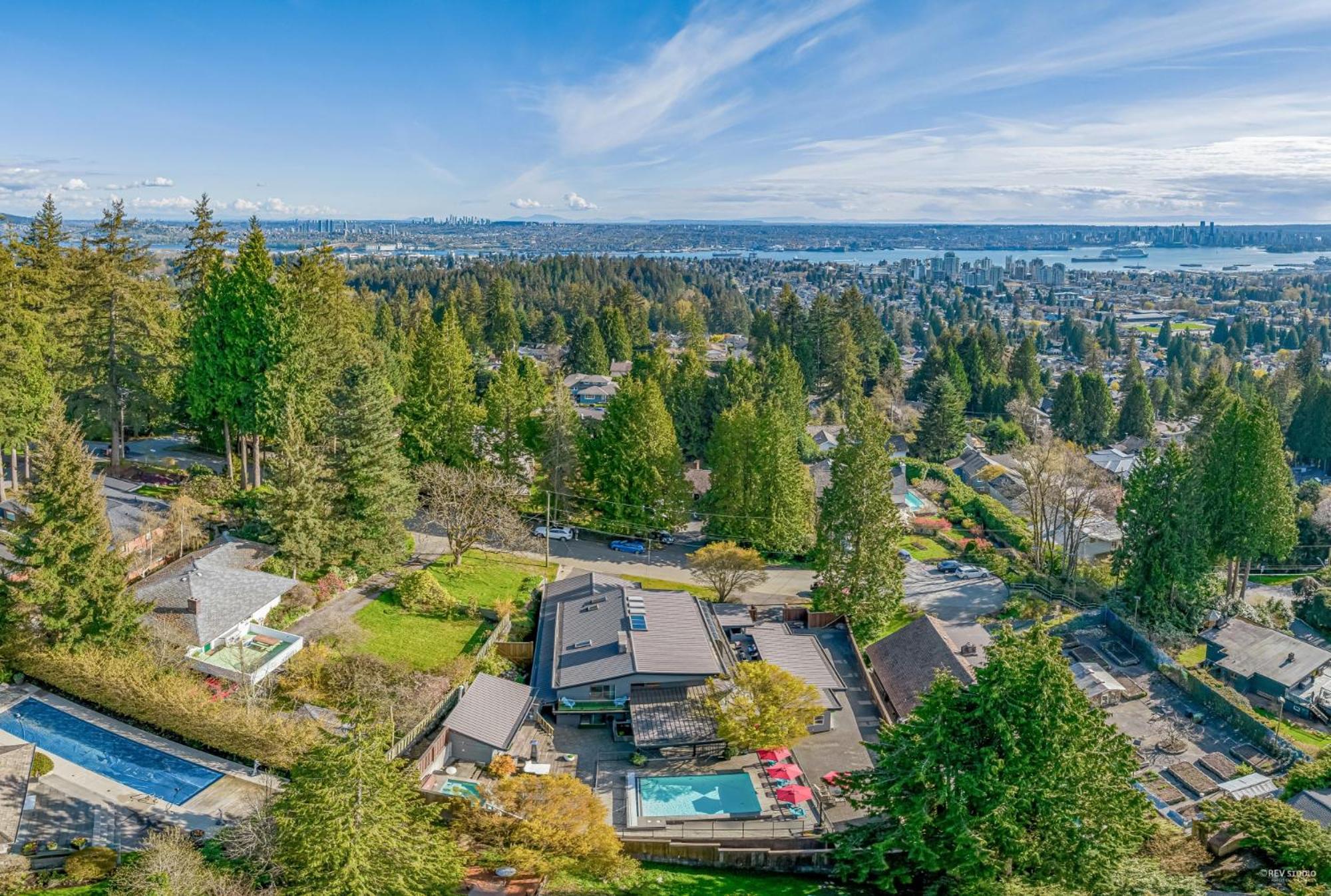 Grouse Cheerful large private bedroom, bath, shared deck, pool, hot tub