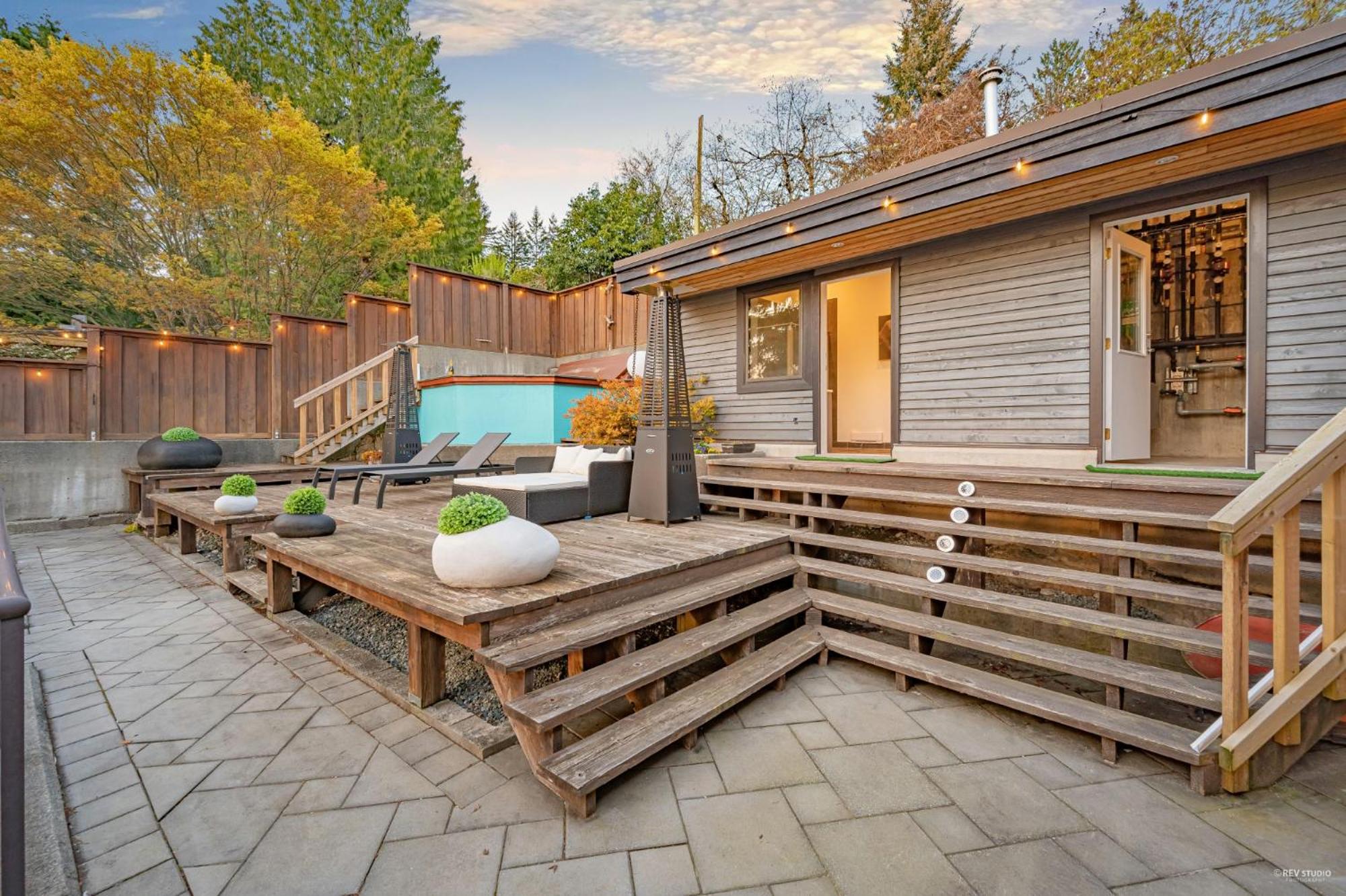 Grouse Cheerful large private bedroom, bath, shared deck, pool, hot tub