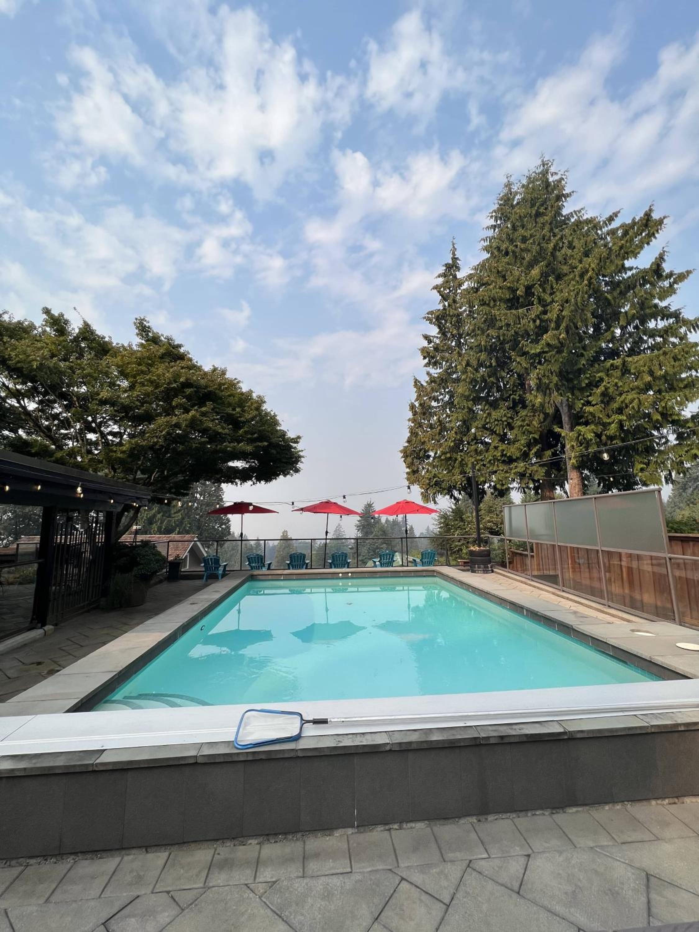 Grouse Cheerful large private bedroom, bath, shared deck, pool, hot tub
