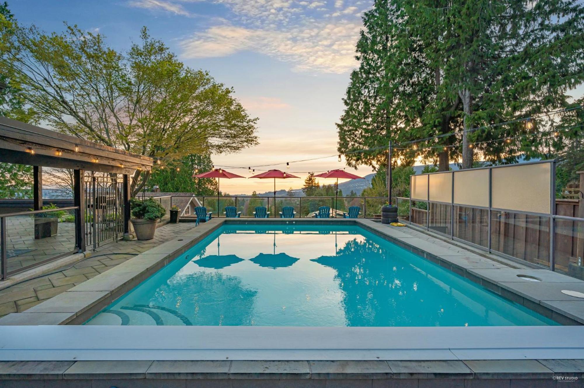 Grouse Cheerful large private bedroom, bath, shared deck, pool, hot tub