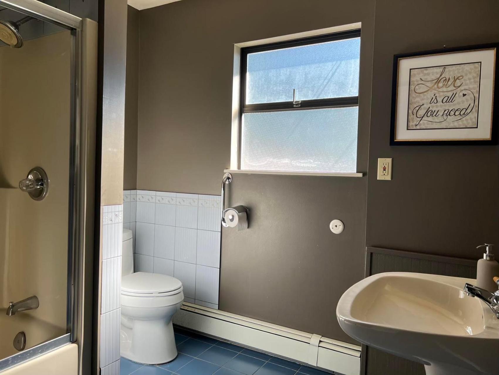 Grouse Cheerful large private bedroom, bath, shared deck, pool, hot tub