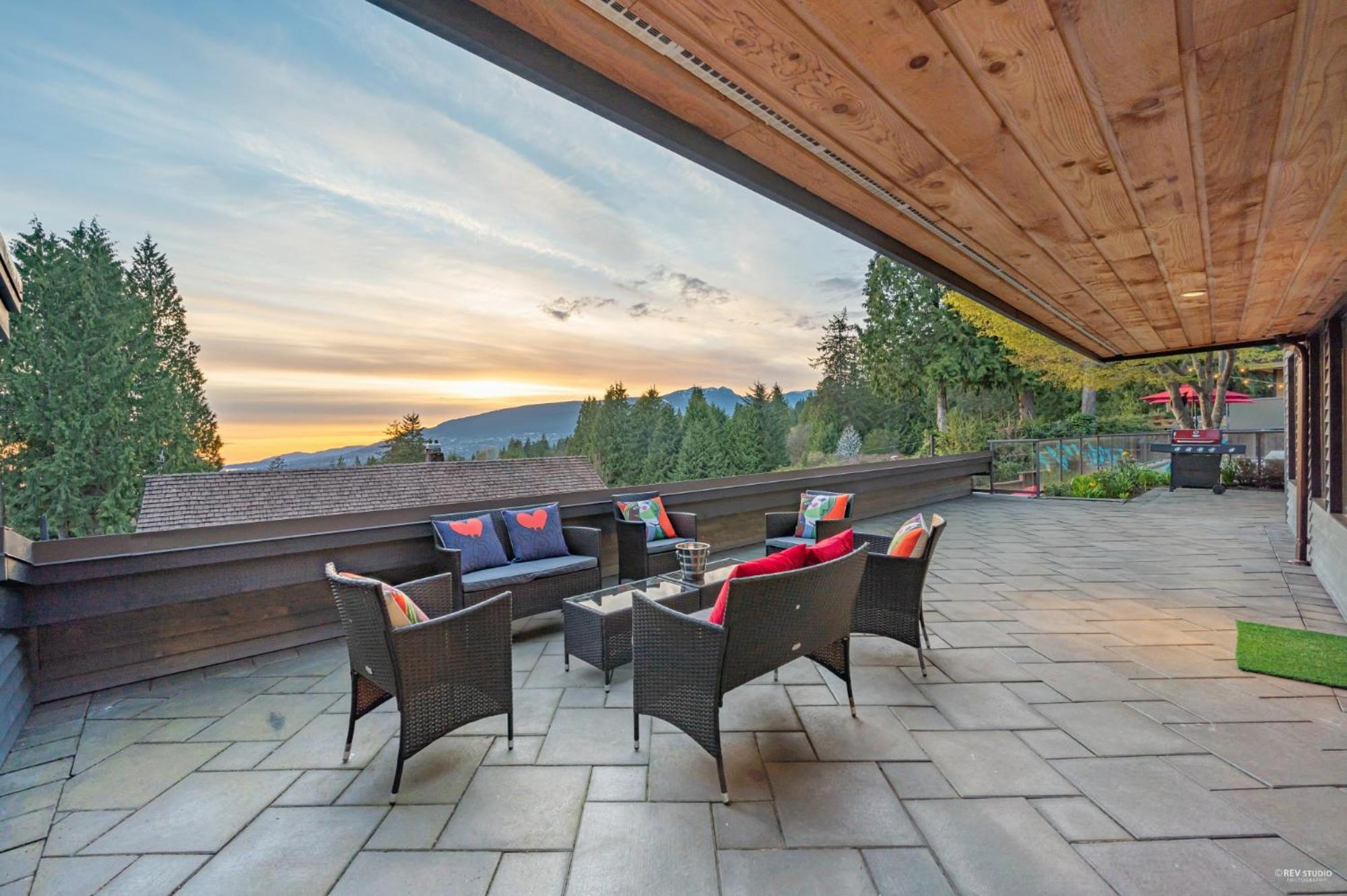 Grouse Cheerful large private bedroom, bath, shared deck, pool, hot tub