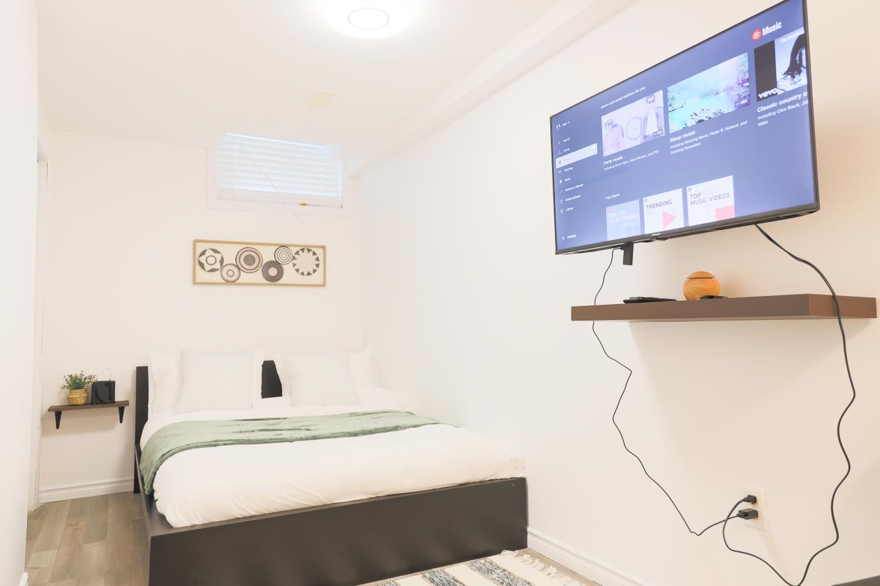 Family-Friendly Boho Stay - Sleeps 10 - Near the Falls