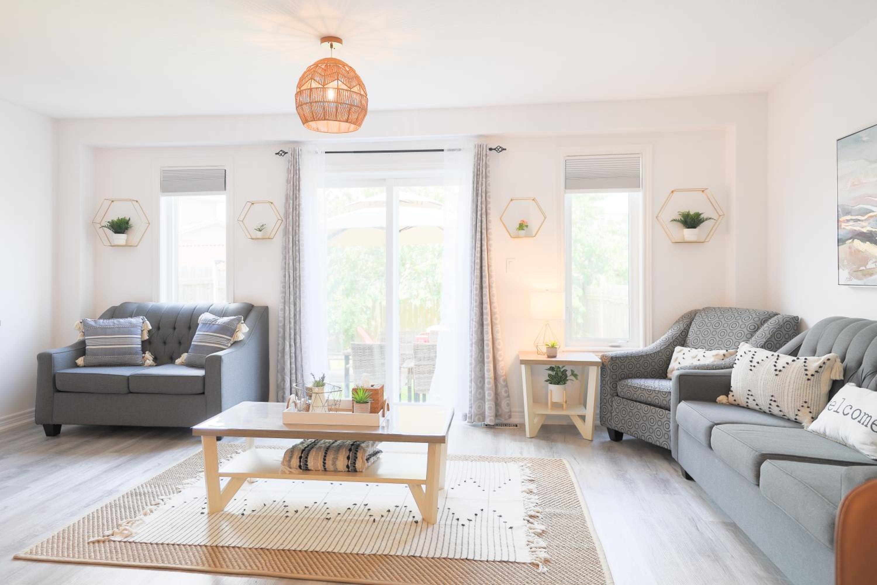 Family-Friendly Boho Stay - Sleeps 10 - Near the Falls