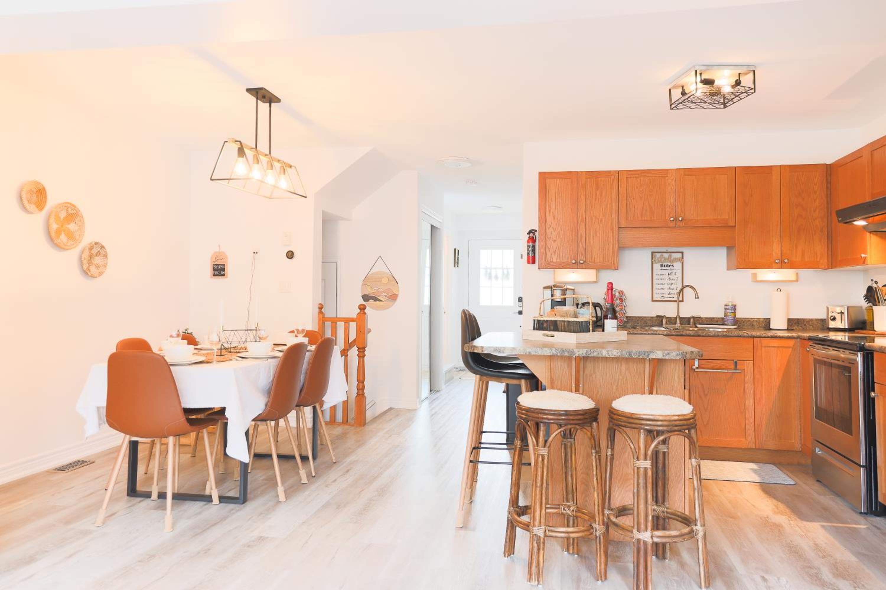 Family-Friendly Boho Stay - Sleeps 10 - Near the Falls
