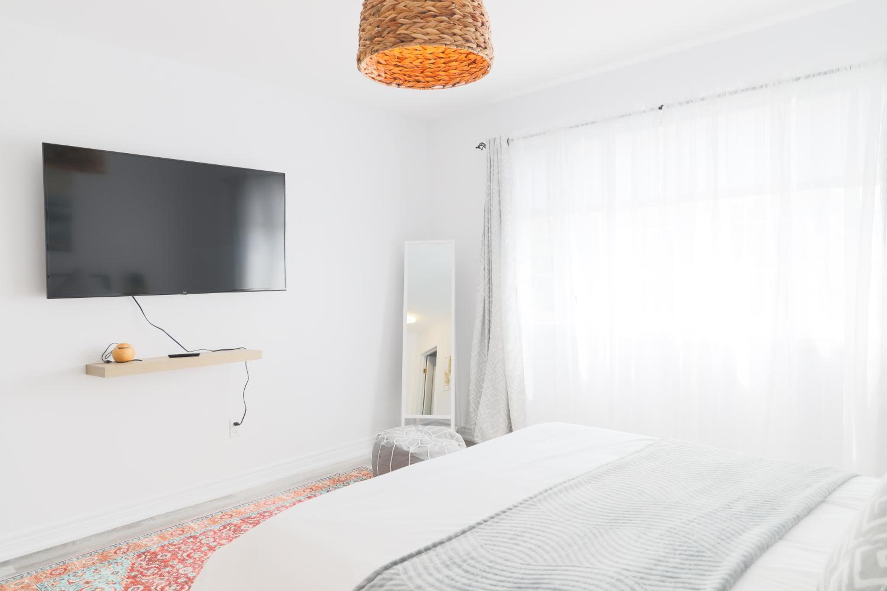 Family-Friendly Boho Stay - Sleeps 10 - Near the Falls