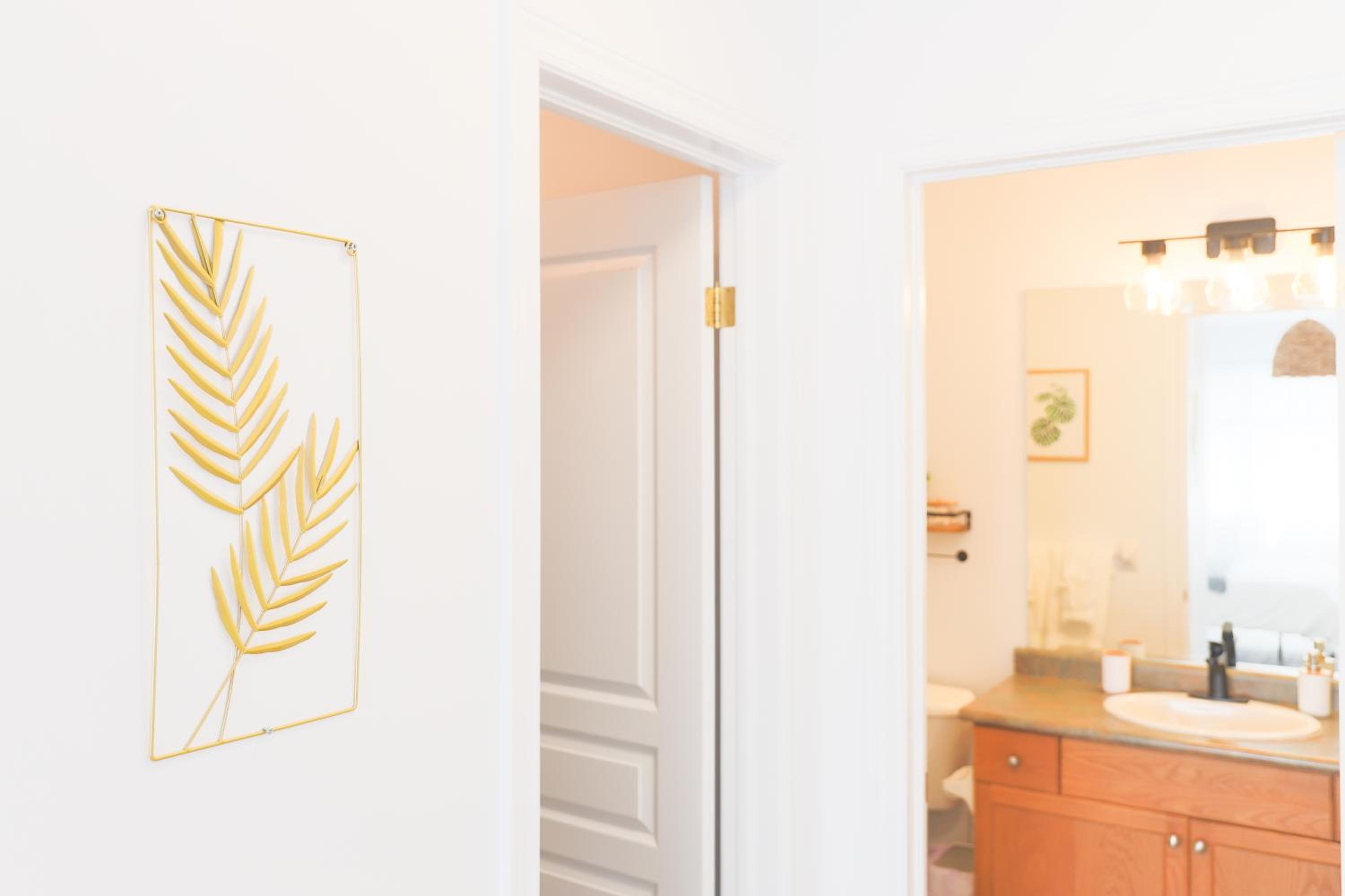Family-Friendly Boho Stay - Sleeps 10 - Near the Falls