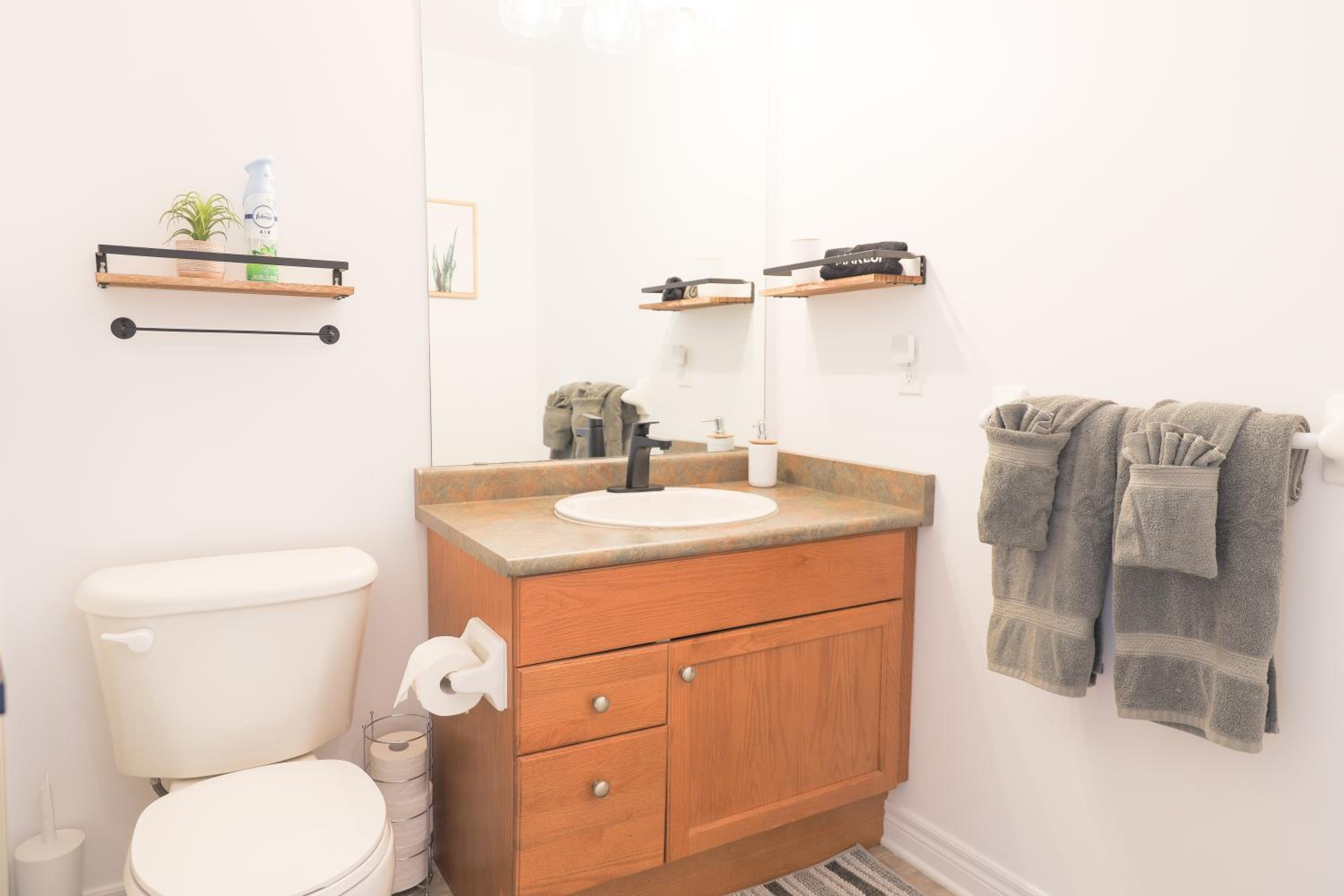 Family-Friendly Boho Stay - Sleeps 10 - Near the Falls