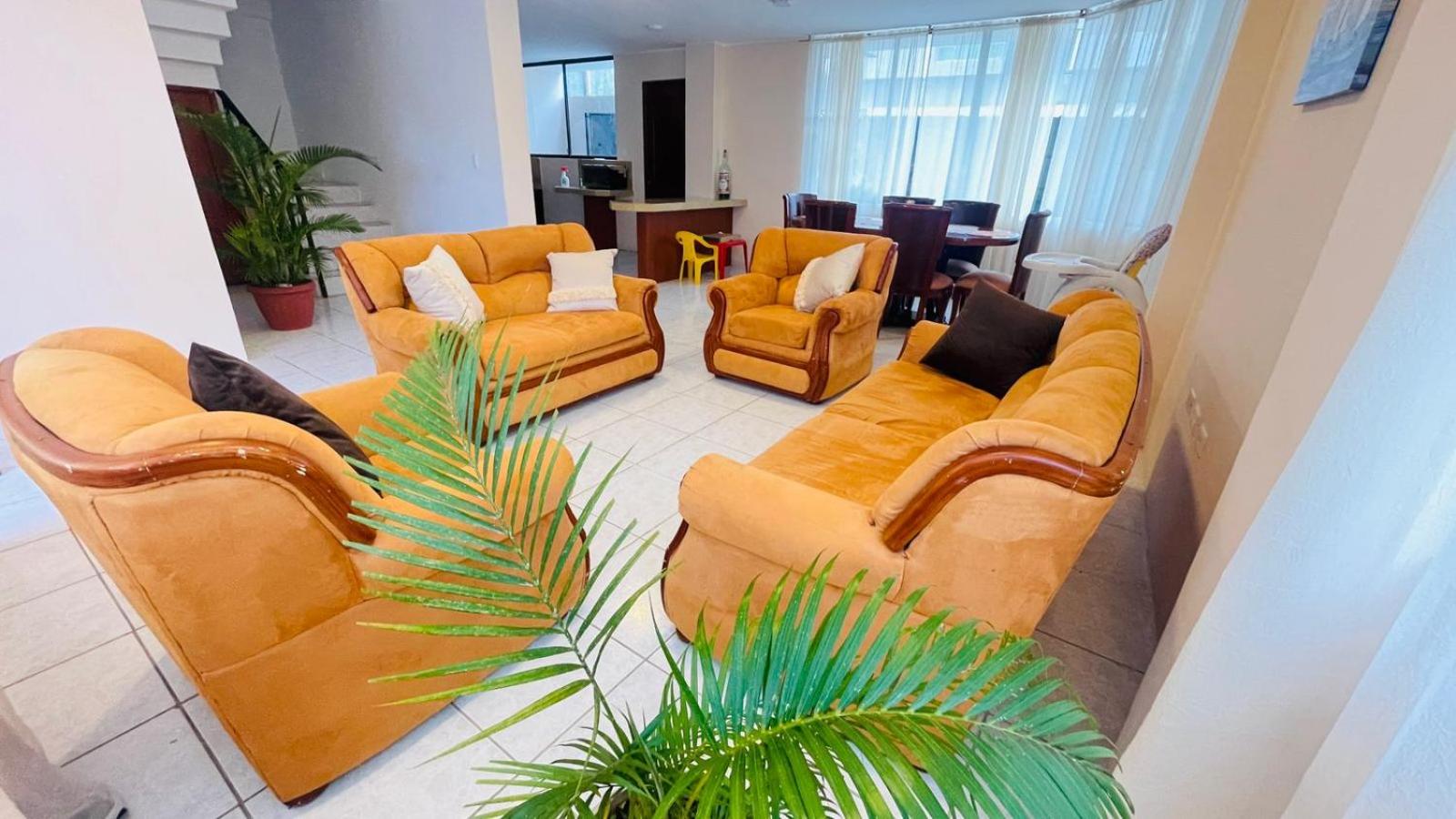 Hotel Amplio departamento con garage y cerca al Shopping - Image 1