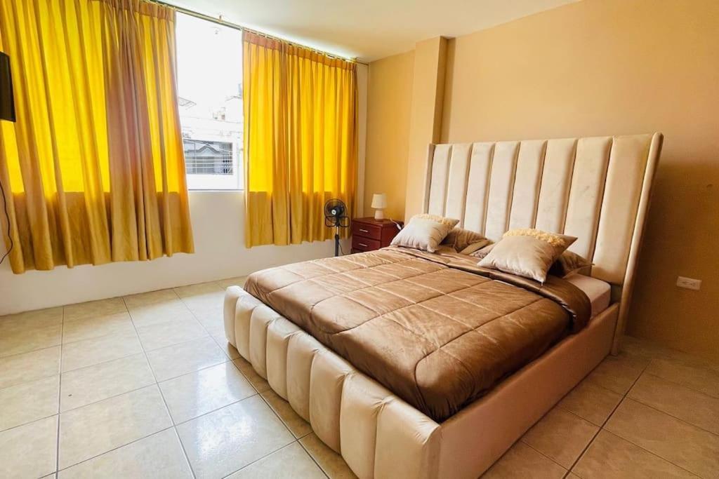 Amplio departamento con garage y cerca al Shopping