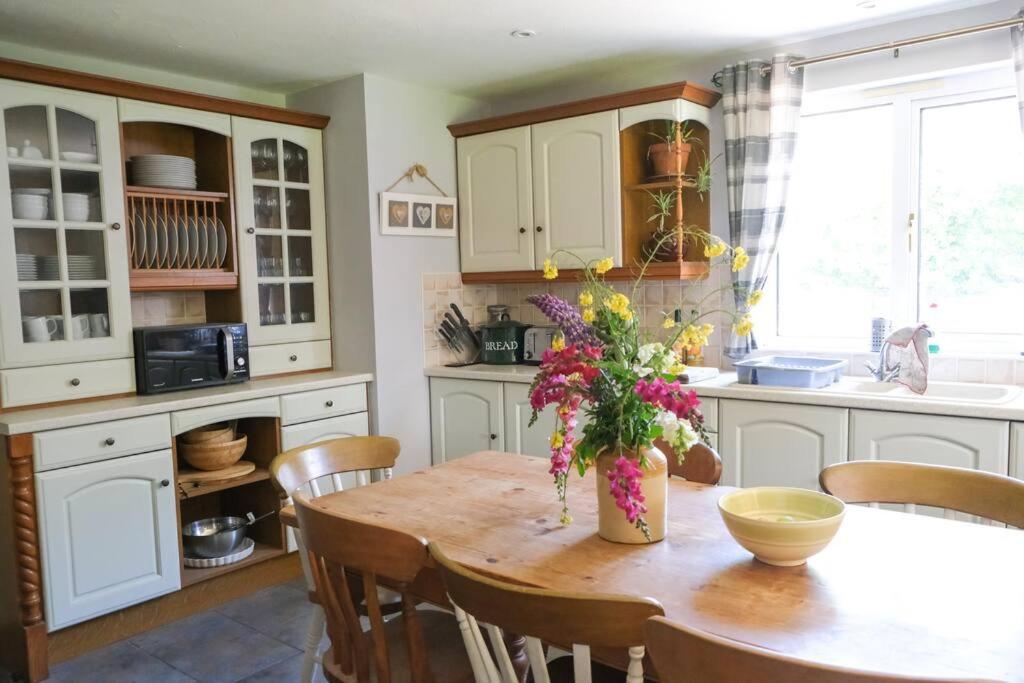 Spacious North Devon villa with beautiful garden view 2