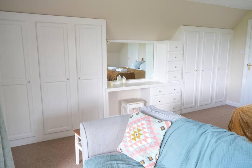 Spacious North Devon villa with beautiful garden view 3