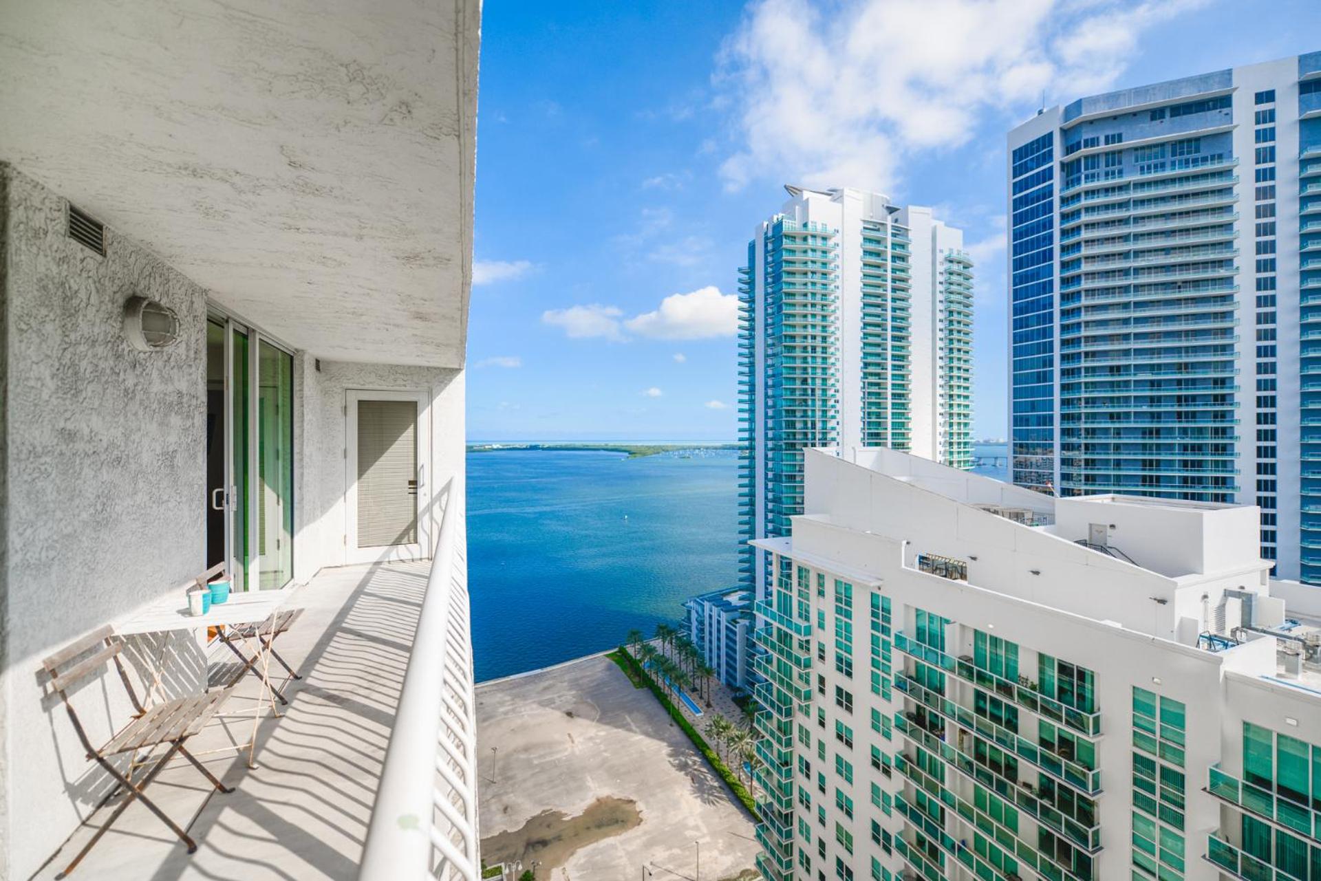 Fantastic 2BR Condo on 31st Floor Free Parking