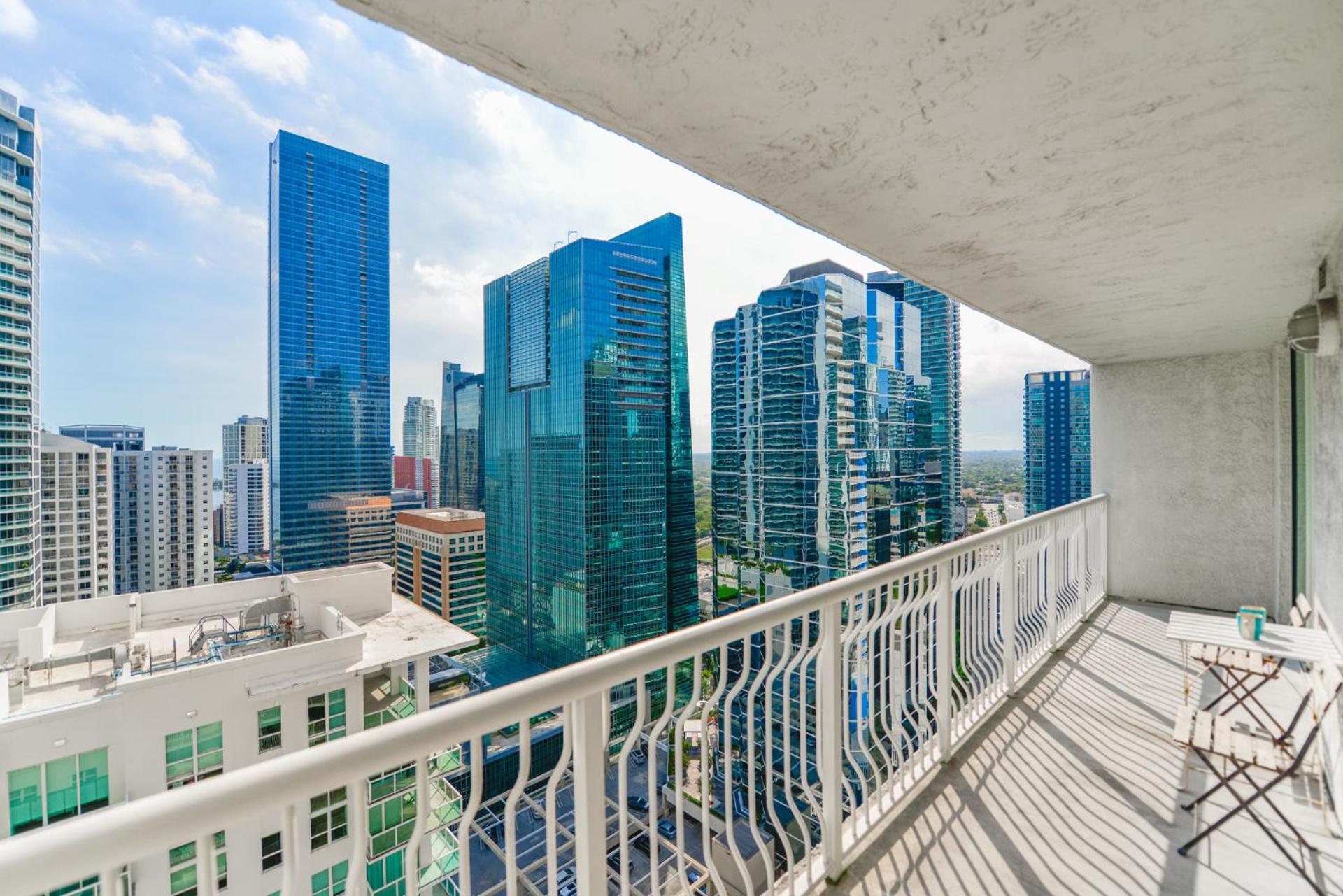 Fantastic 2BR Condo on 31st Floor Free Parking