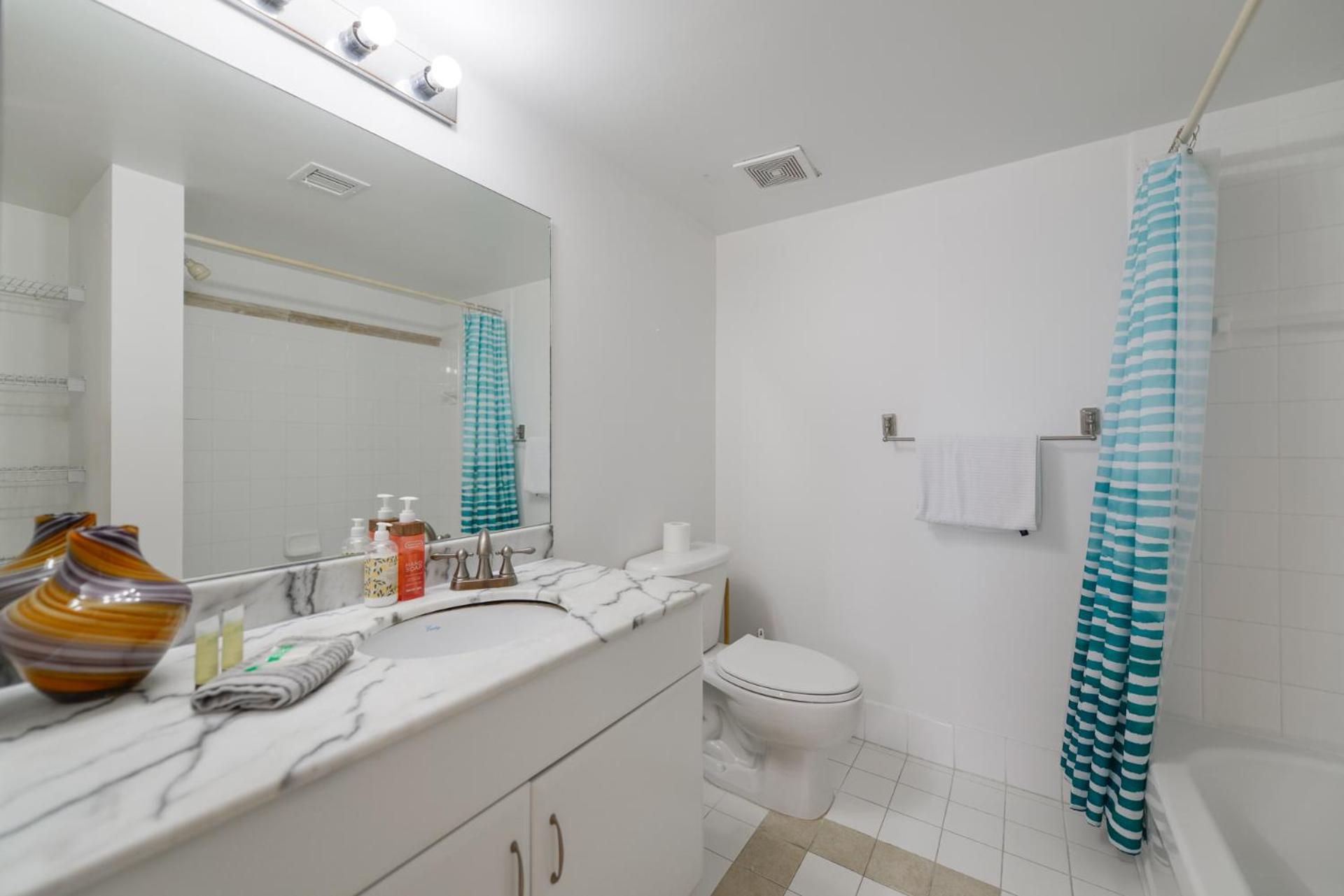 Fantastic 2BR Condo on 31st Floor Free Parking