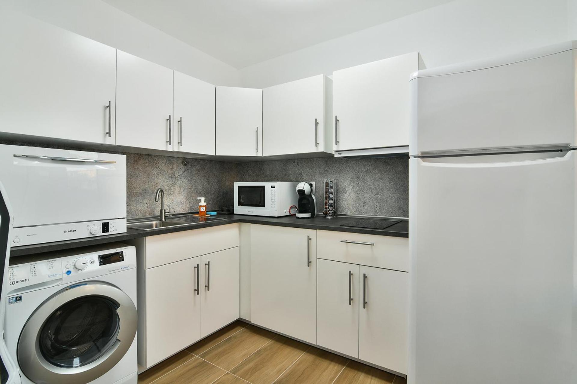 Central 3BR with parking nearby Opera