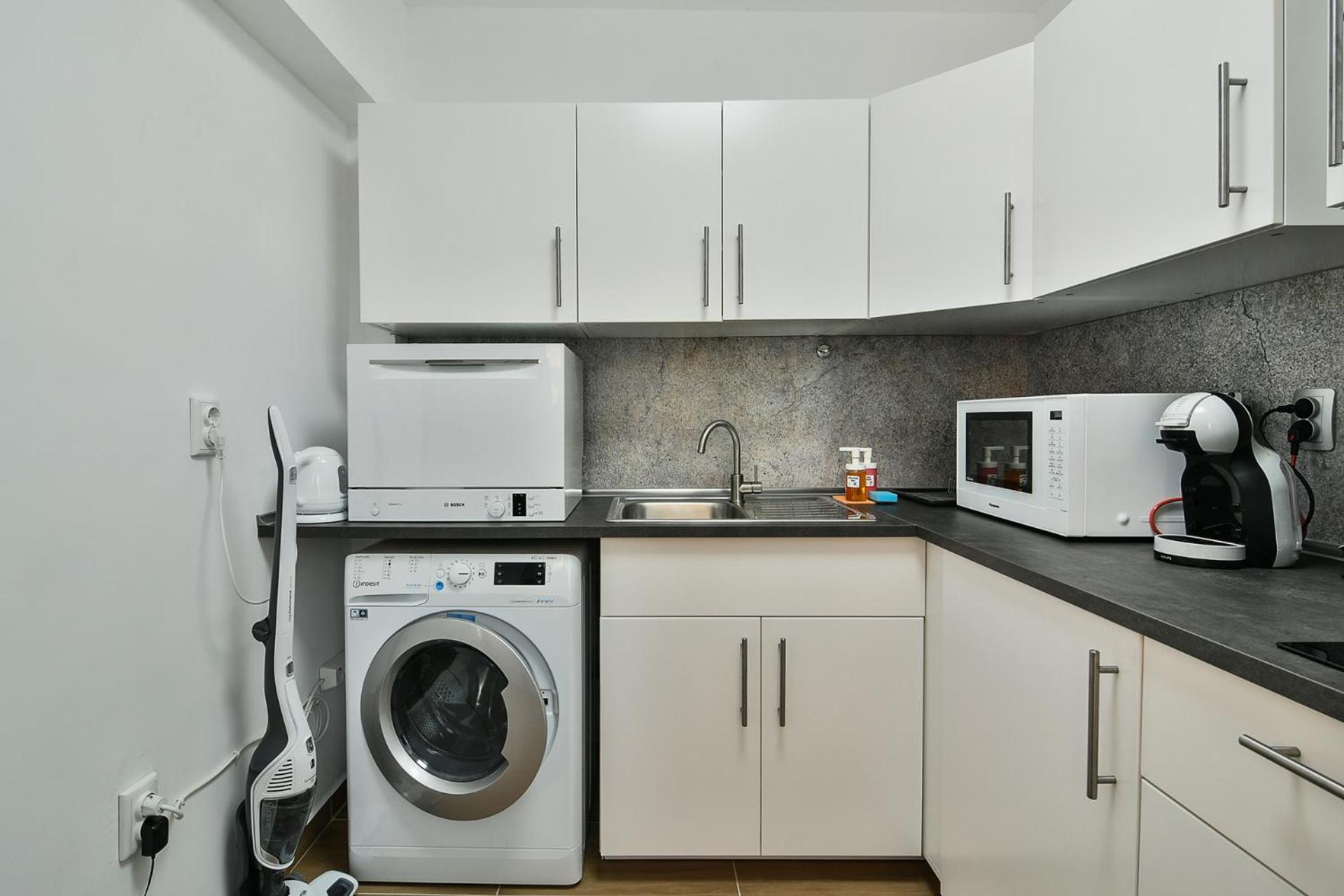 Central 3BR with parking nearby Opera
