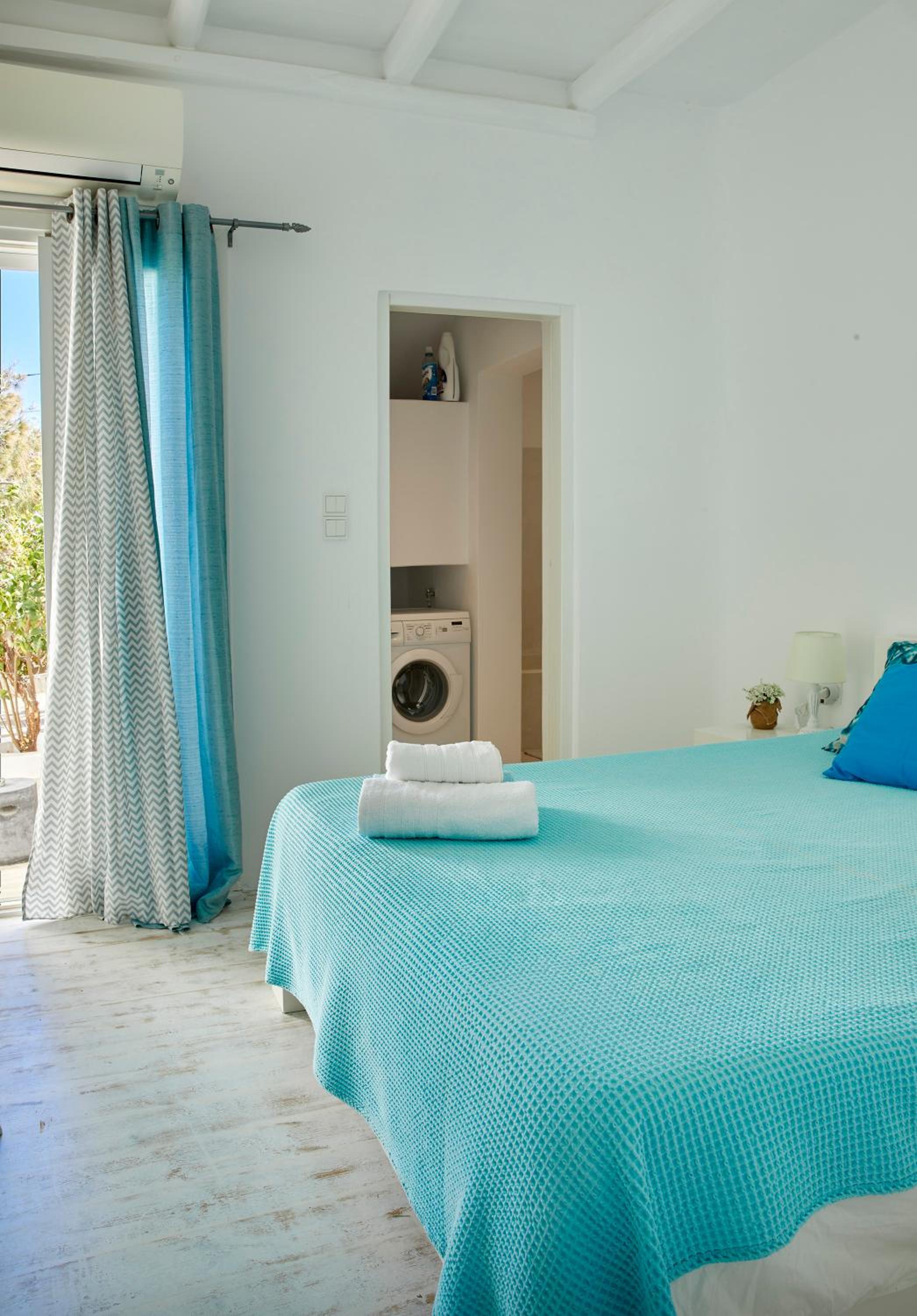 Villa Meltemi on the Outskirts of Naousa, Paros view 4