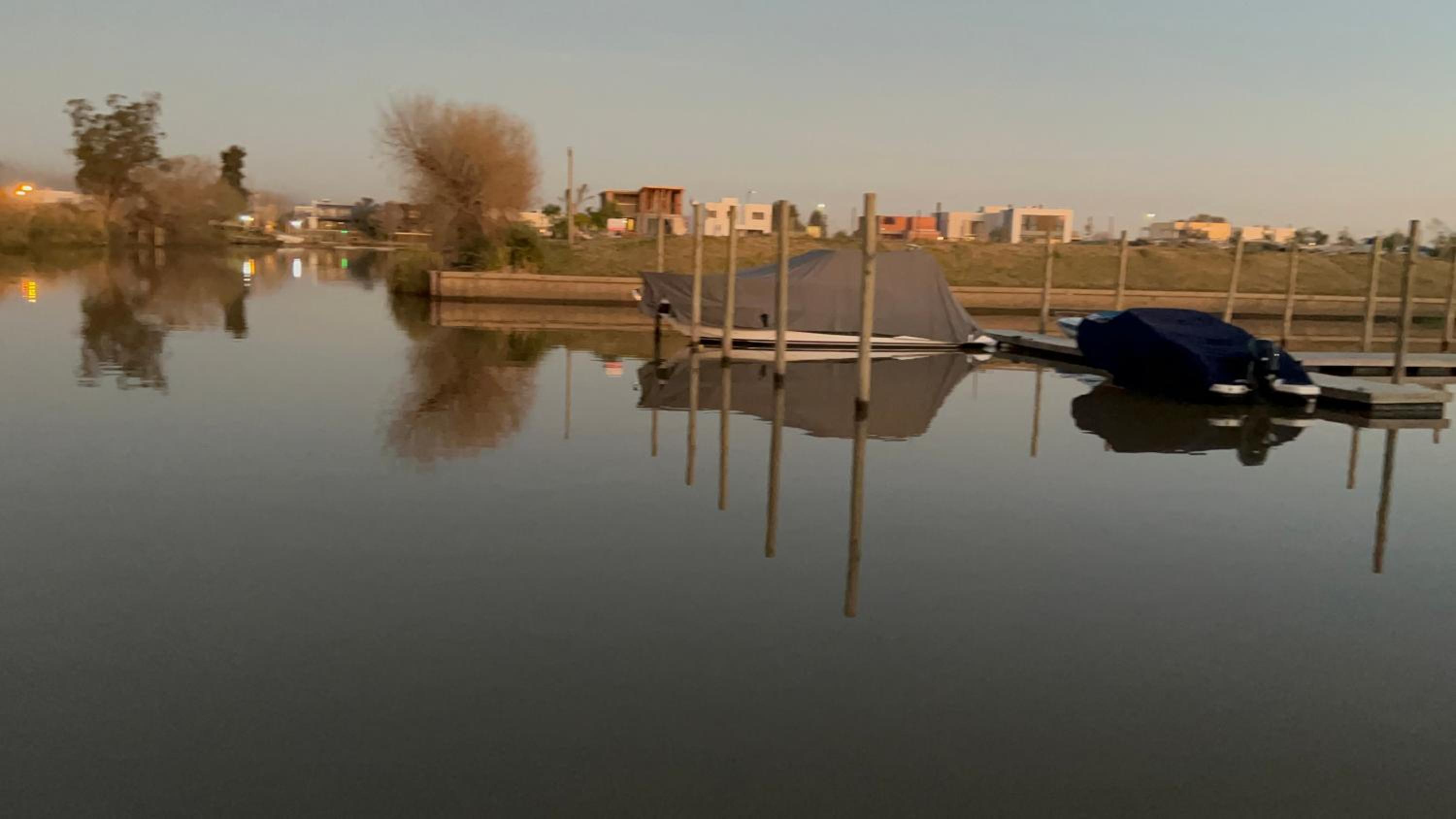 Increíble apartamento en barrio cerrado con salida al río !
