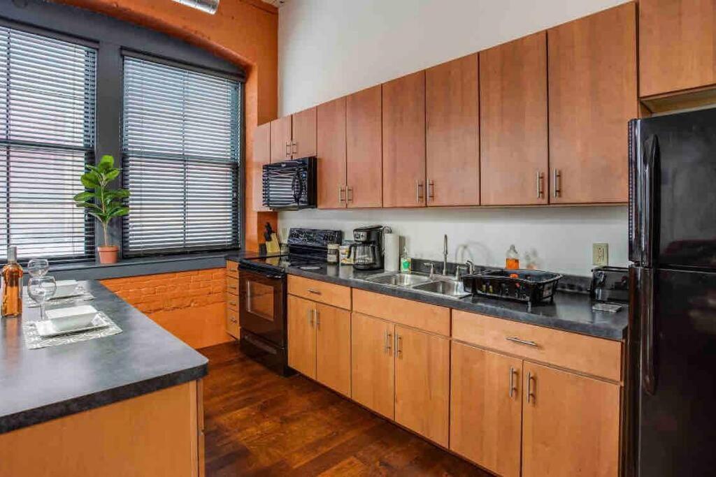 Modern Loft Style on Monroe by Dwtn & Park ave view 5