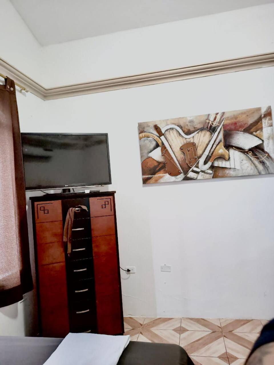Private Villa in San Cristóbal, 2 Rooms, 6 Beds, AC, WiFi, Kitchen, Washer & Dryer, 4 min from the airport - Tropical - Galápagos Home