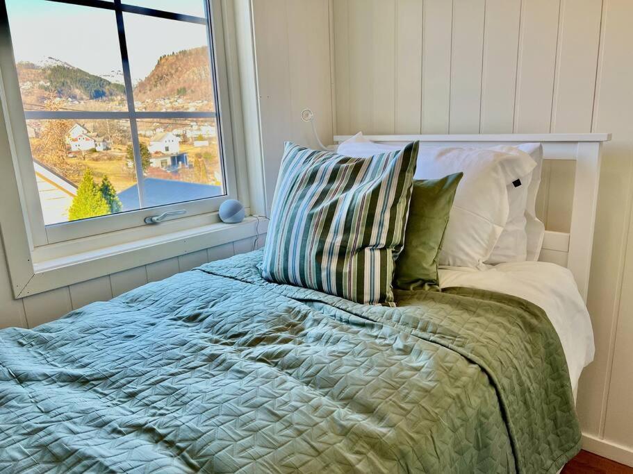 Hardangerfjord View - luxury fjord-side holiday home