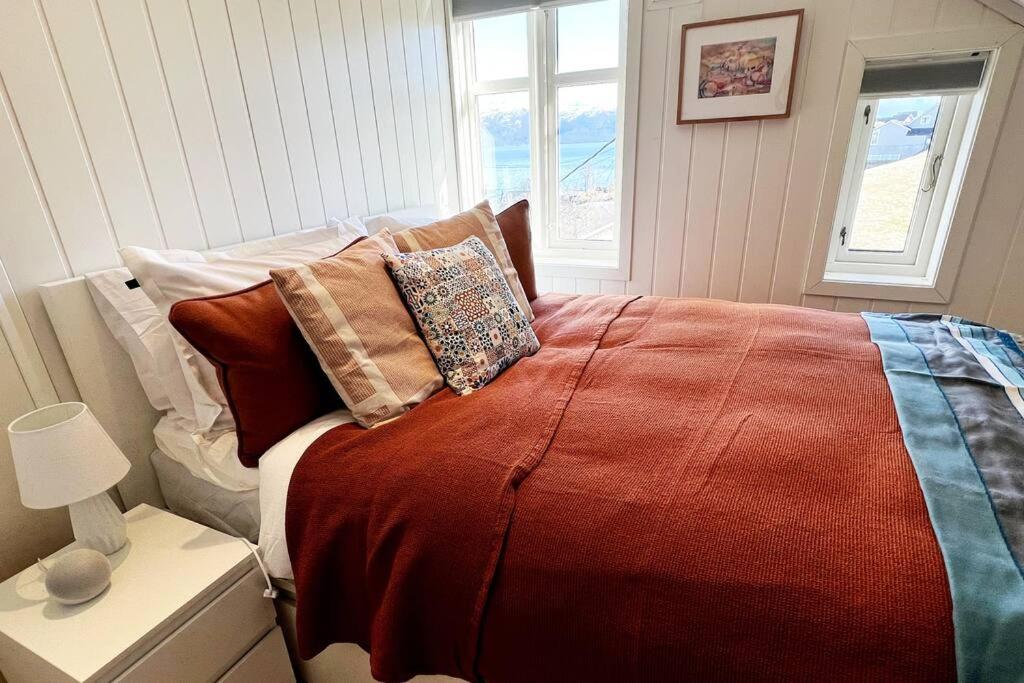 Hardangerfjord View - luxury fjord-side holiday home