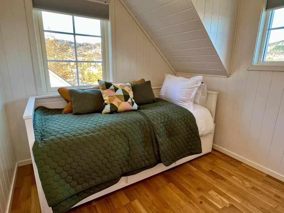 Hardangerfjord View - luxury fjord-side holiday home
