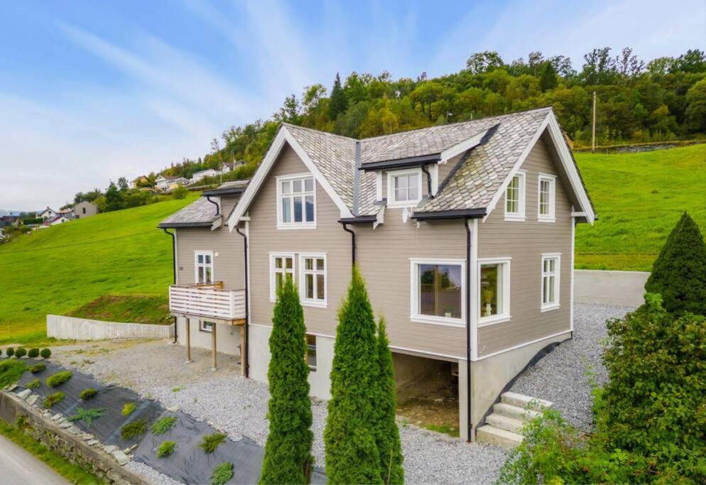 Hardangerfjord View - luxury fjord-side holiday home