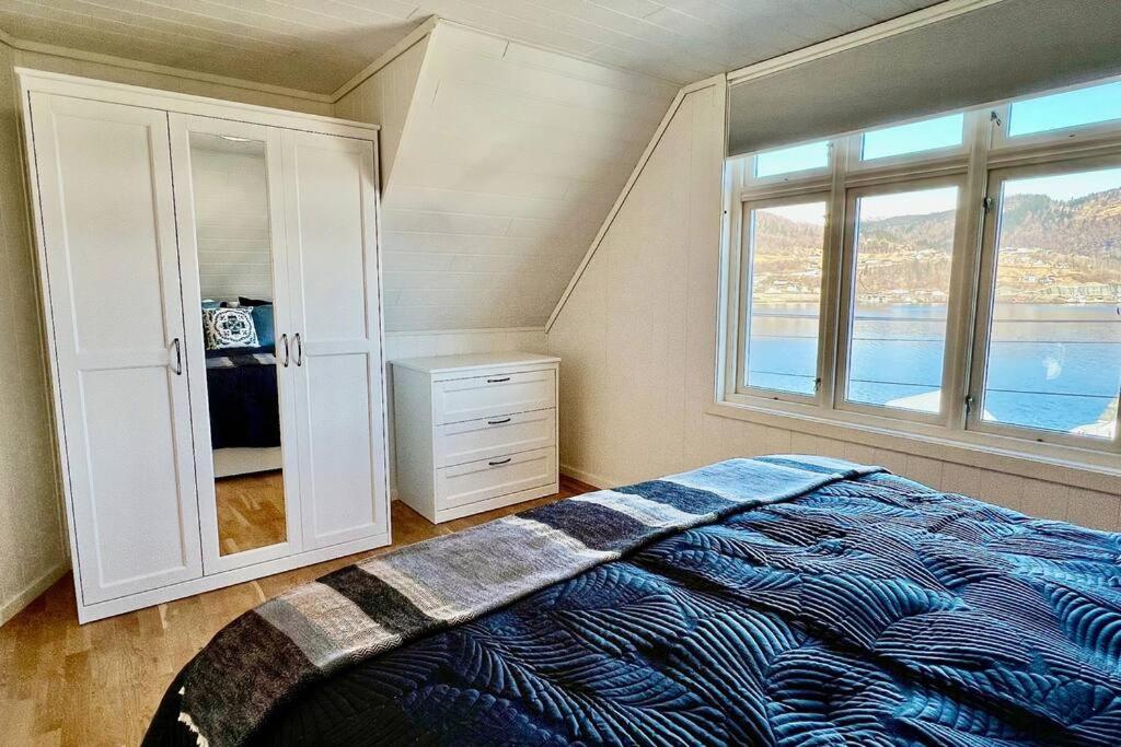 Hardangerfjord View - luxury fjord-side holiday home