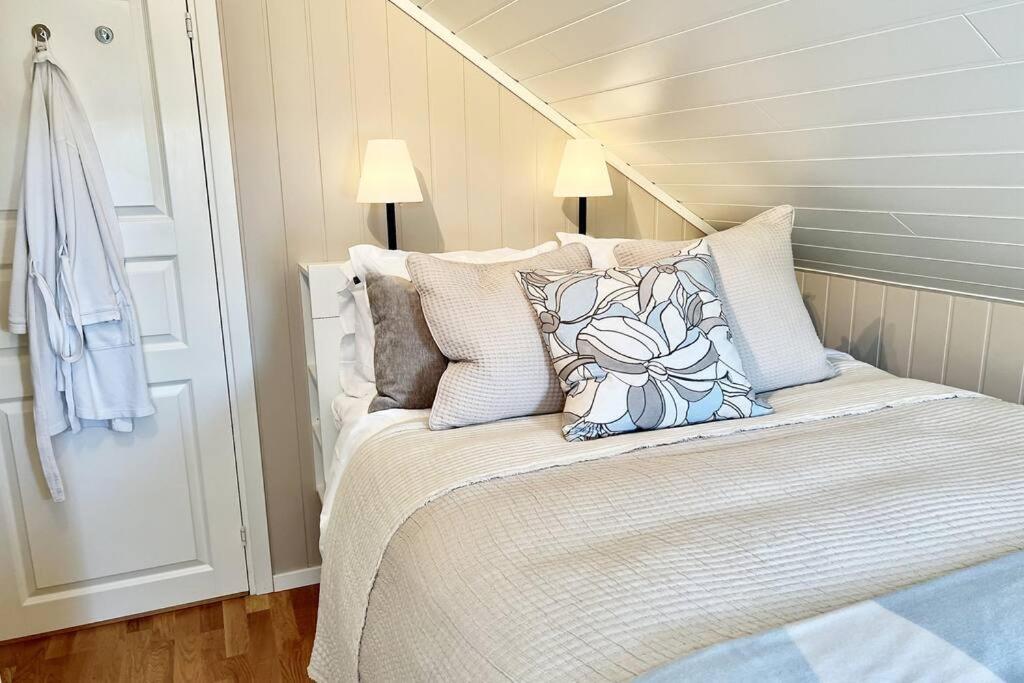 Hardangerfjord View - luxury fjord-side holiday home